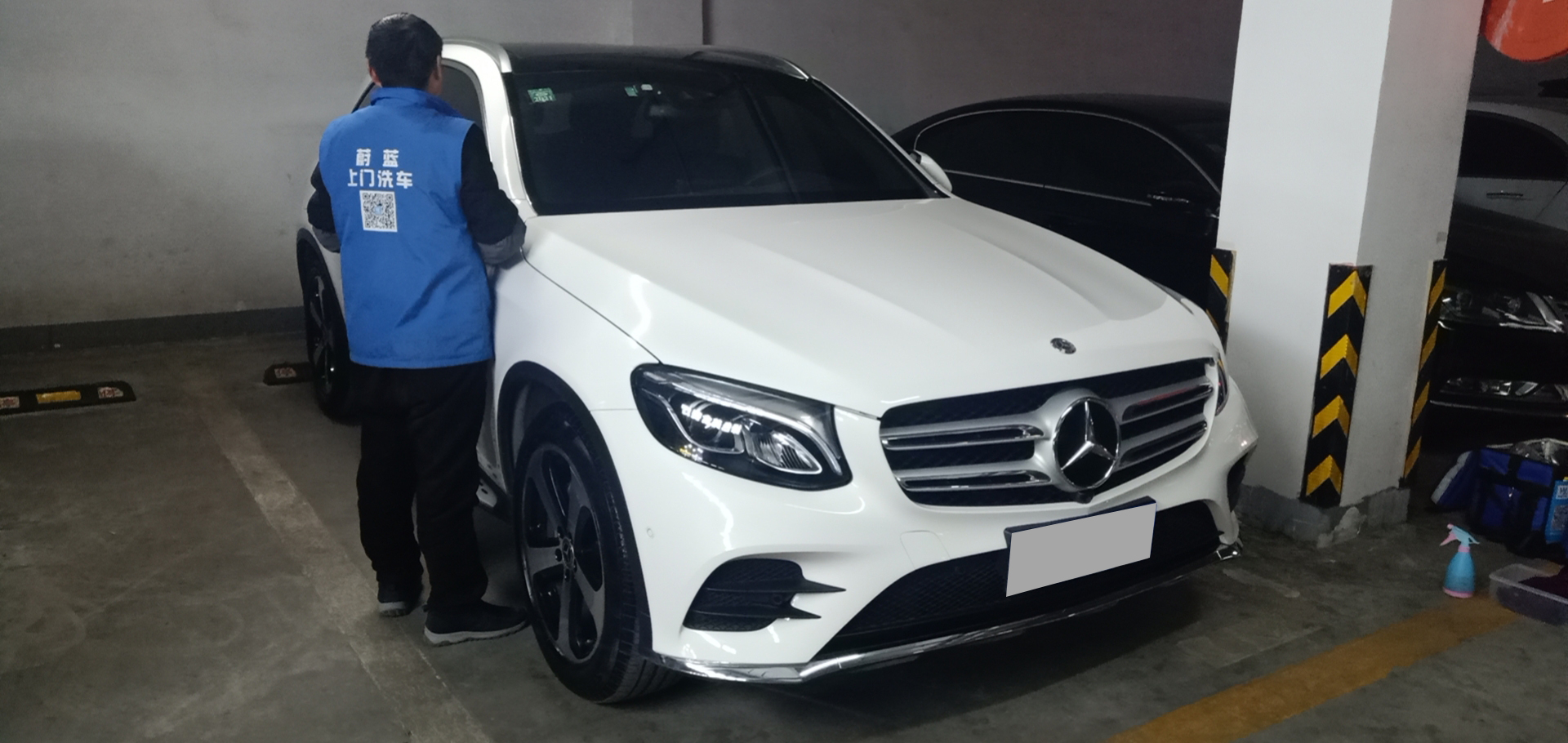 洗車(chē)難，洗車(chē)貴，你還在為洗車(chē)發(fā)愁嗎？用蔚藍(lán)車(chē)服，享受足不出戶(hù)上門(mén)洗車(chē)?。?！