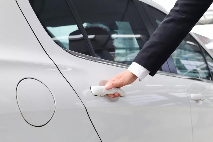 用力關(guān)門會對汽車造成什么樣的傷害？鄭州上門洗車為您科普